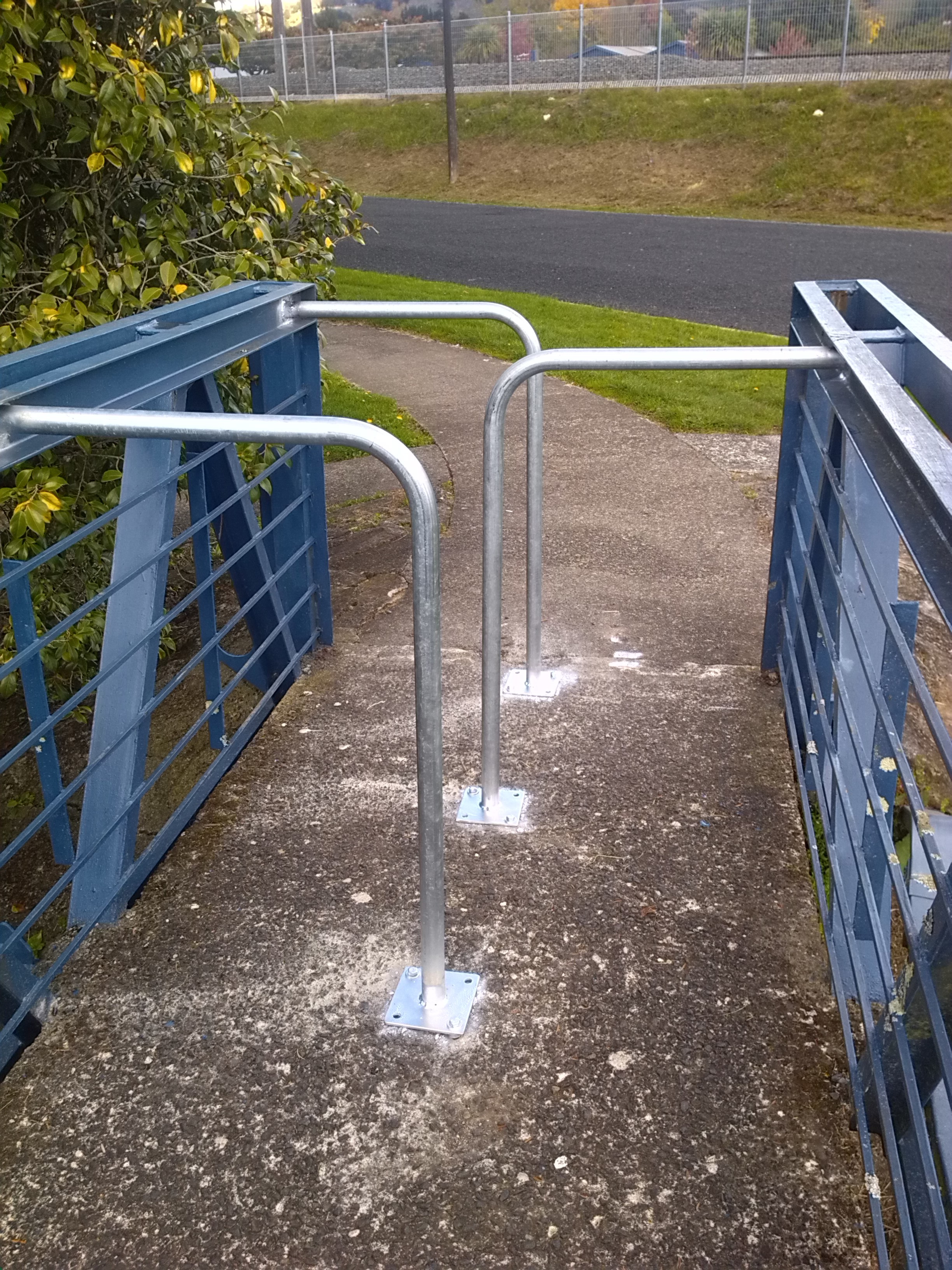 Fixed steel barrier on pedestrian bridges 