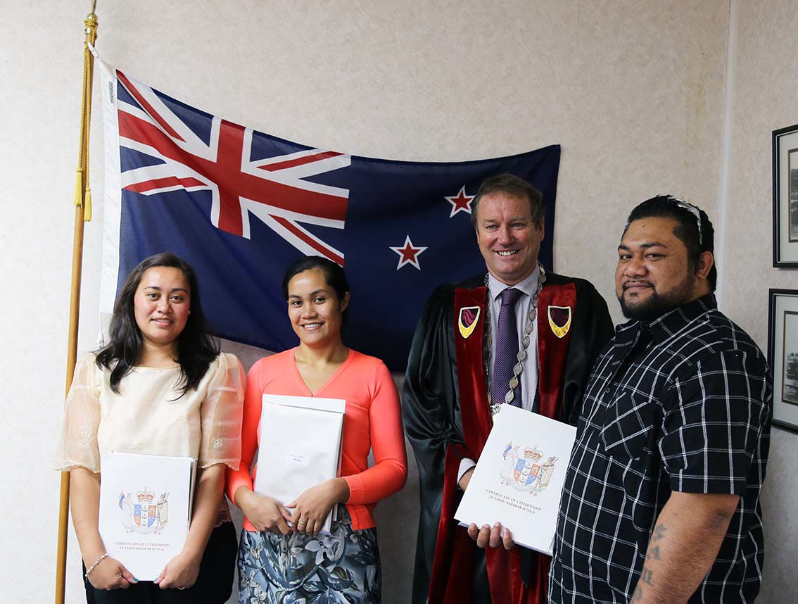 Photo Caption: Mayor Brian Hanna extends a warm welcome to (from left), Mrs Jasmin Jaleco Camitan, Mrs Lagisa Pula and Mr Pulouoleola Ese Liufau.