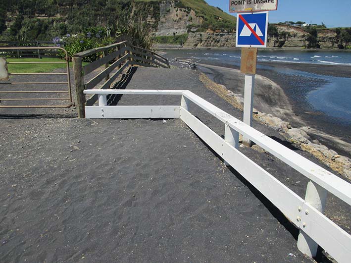 Safety barrier at road end