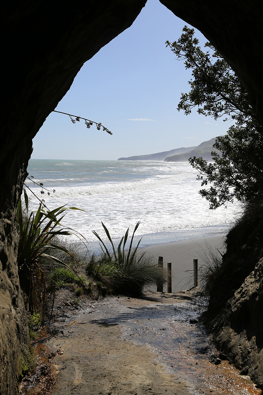 Hole in the rock_Waikawau