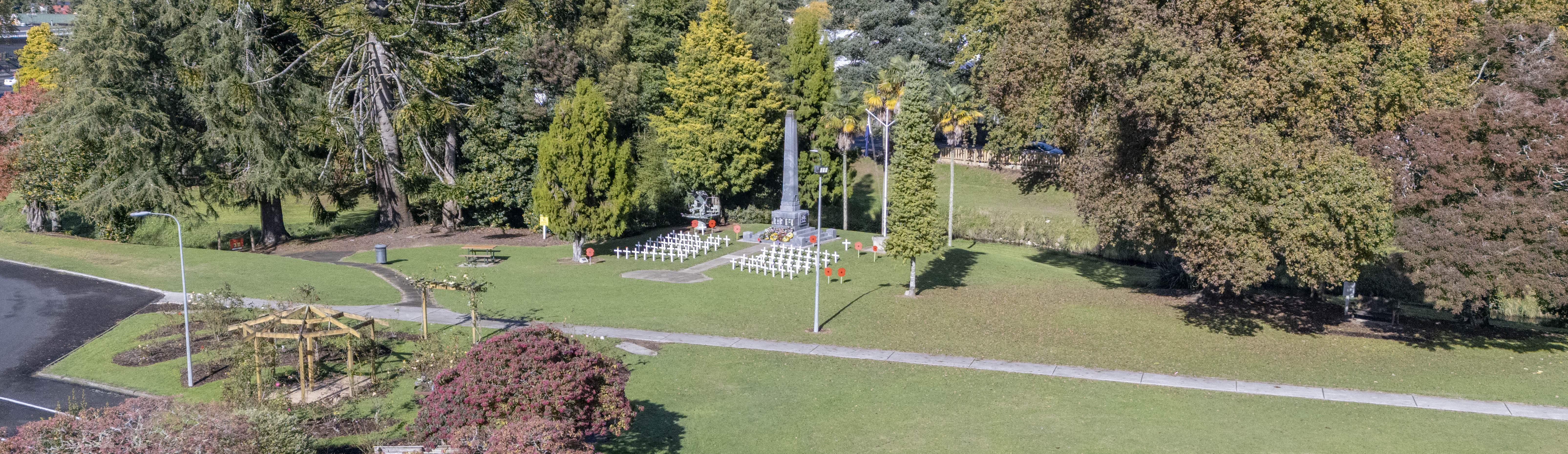 Rose gardens and cenotaph in Te Kūiti 